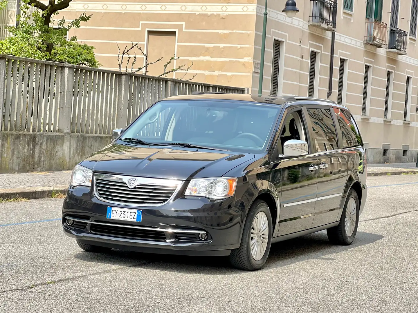 Lancia Voyager 2.8L 178cv aut. E5+ 7 Posti Platinum DVD POSTERIORI-SEDILI POST ELETTRICI-BLIS-XENO-NAVI TOUCH-RETROCAMERA-BARRE AL TETTO Schwarz - 1