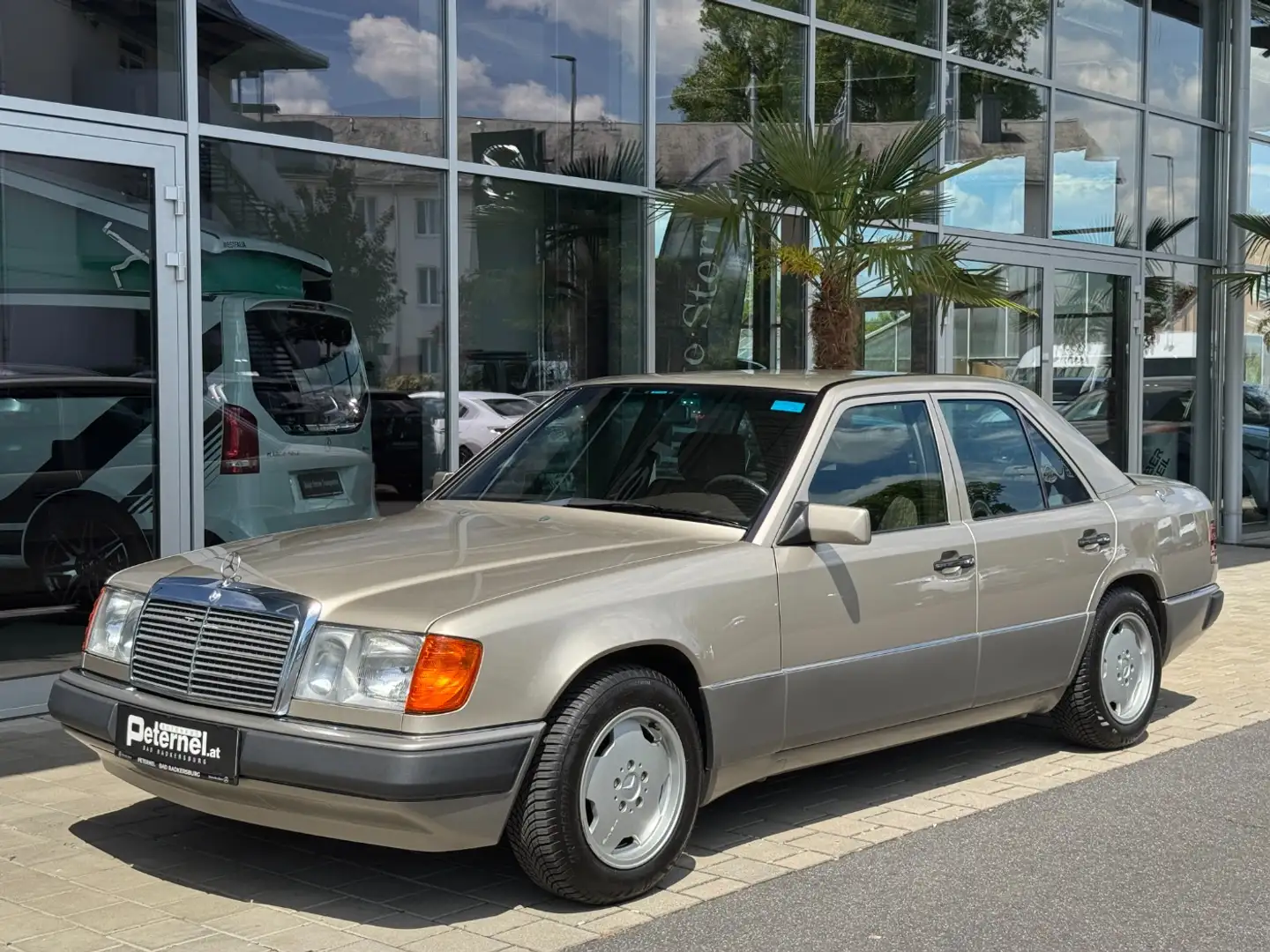 Mercedes-Benz E 200 Plateado - 2