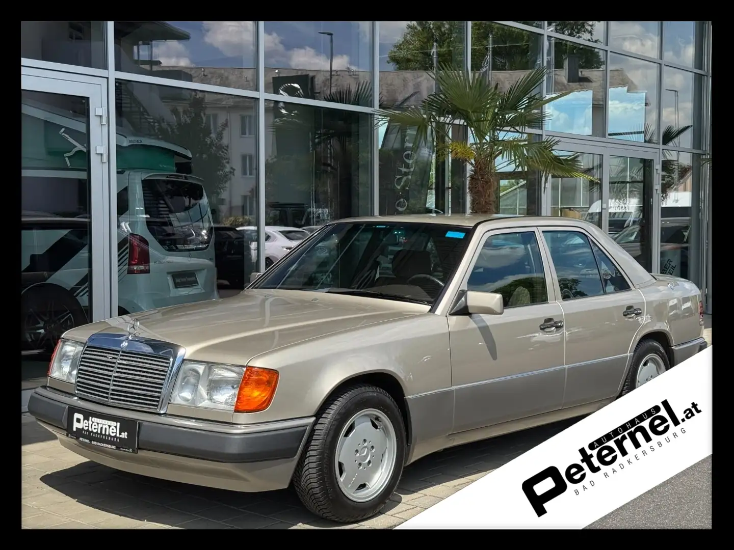 Mercedes-Benz E 200 Plateado - 1