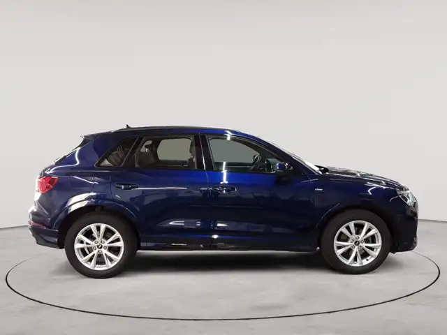 Audi Q3 view 3