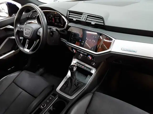 Audi Q3 view 9