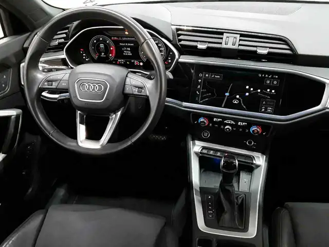 Audi Q3 view 10
