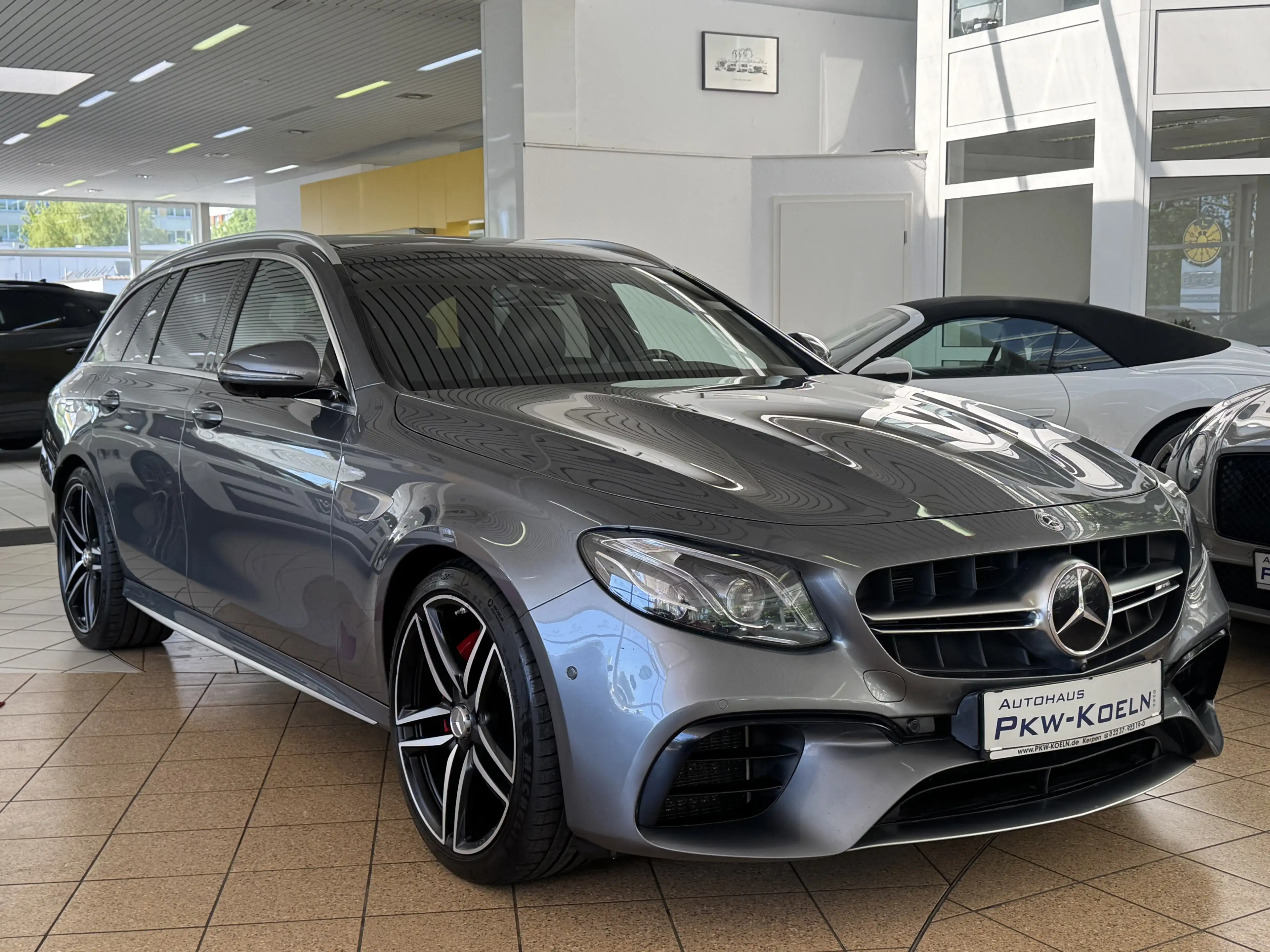 Mercedes-Benz E 63 AMG S 4M *PANO*DiSTRO*360°*LED*LuFT*MEMORY* — photo 2
