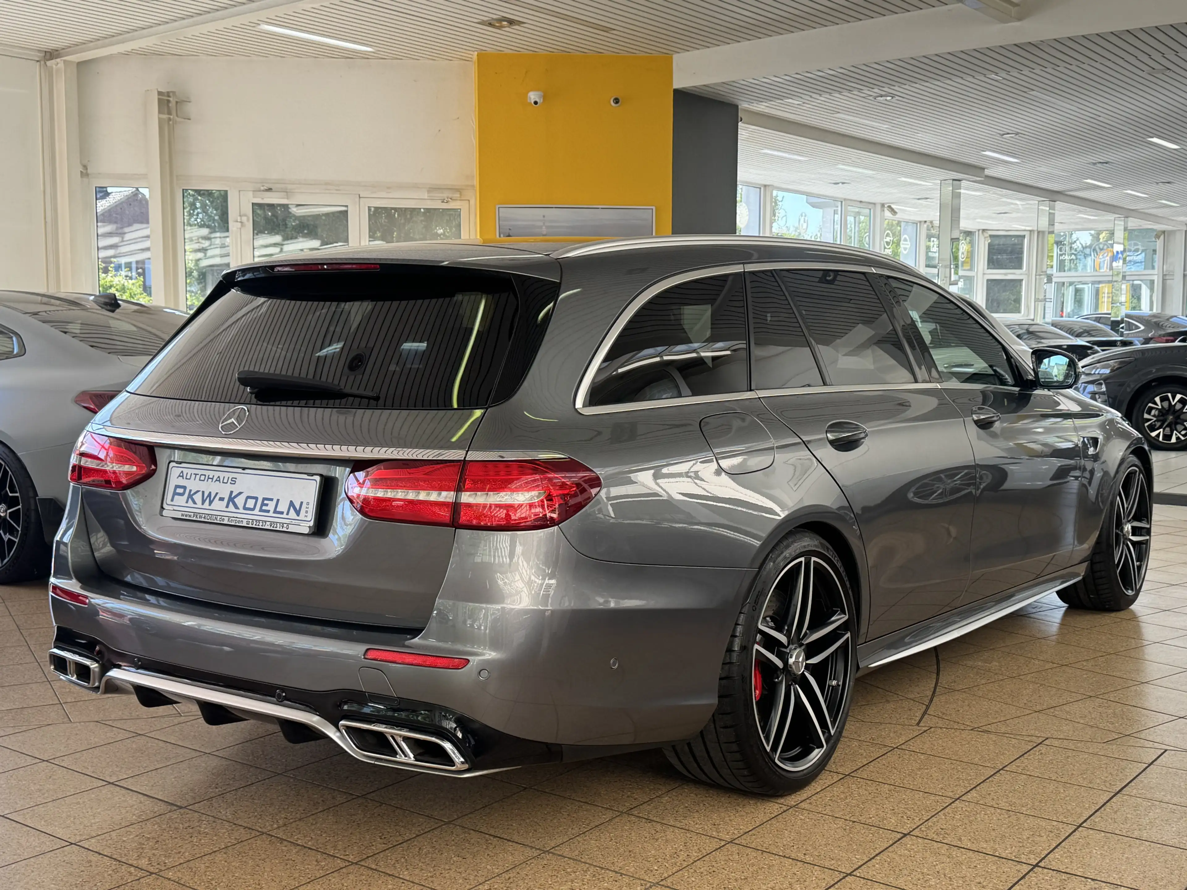 Mercedes-Benz E 63 AMG S 4M *PANO*DiSTRO*360°*LED*LuFT*MEMORY* — photo 3