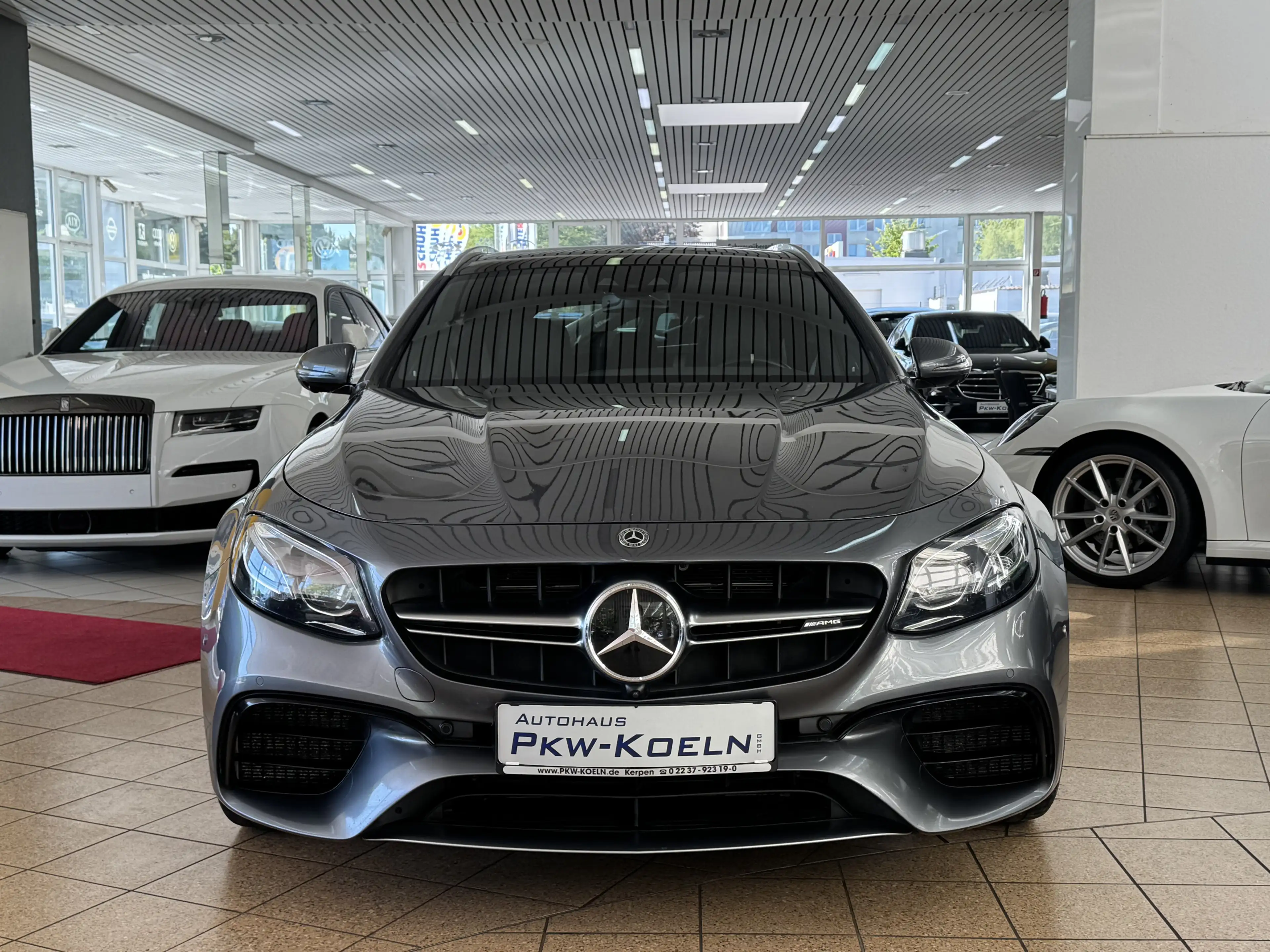 Mercedes-Benz E 63 AMG S 4M *PANO*DiSTRO*360°*LED*LuFT*MEMORY* — photo 5