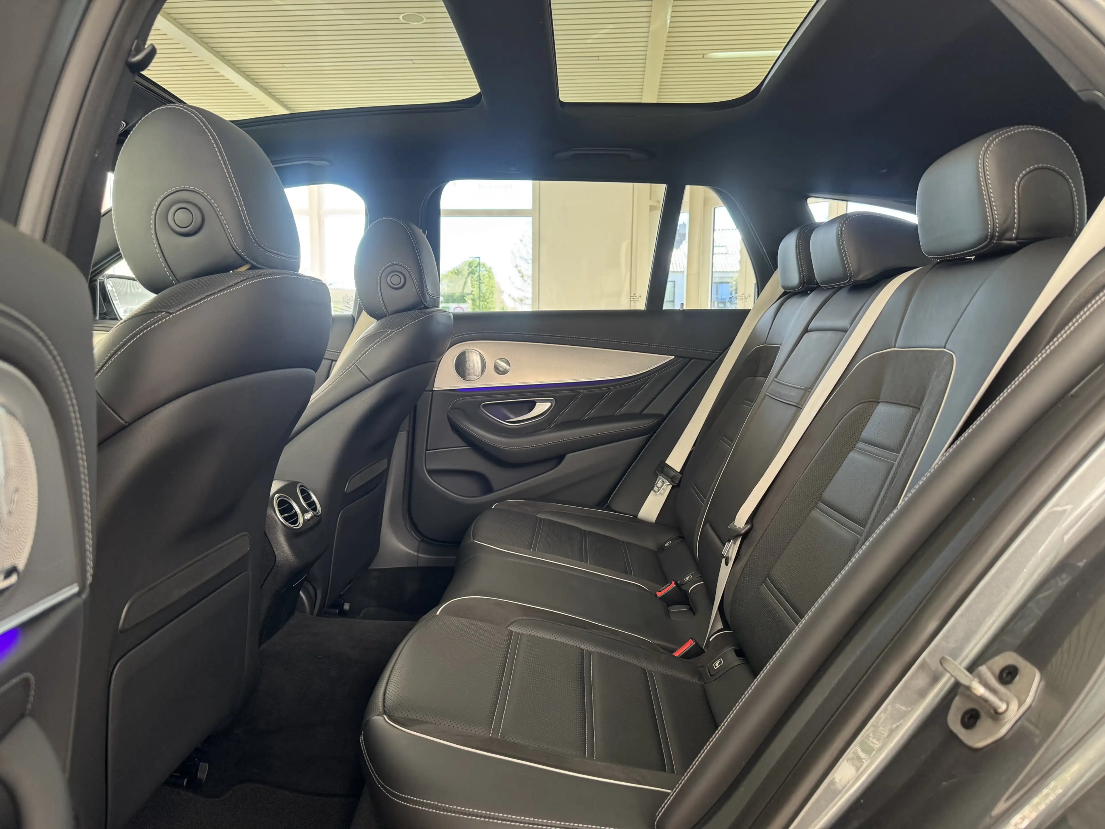 Mercedes-Benz E 63 AMG S 4M *PANO*DiSTRO*360°*LED*LuFT*MEMORY* — photo 11