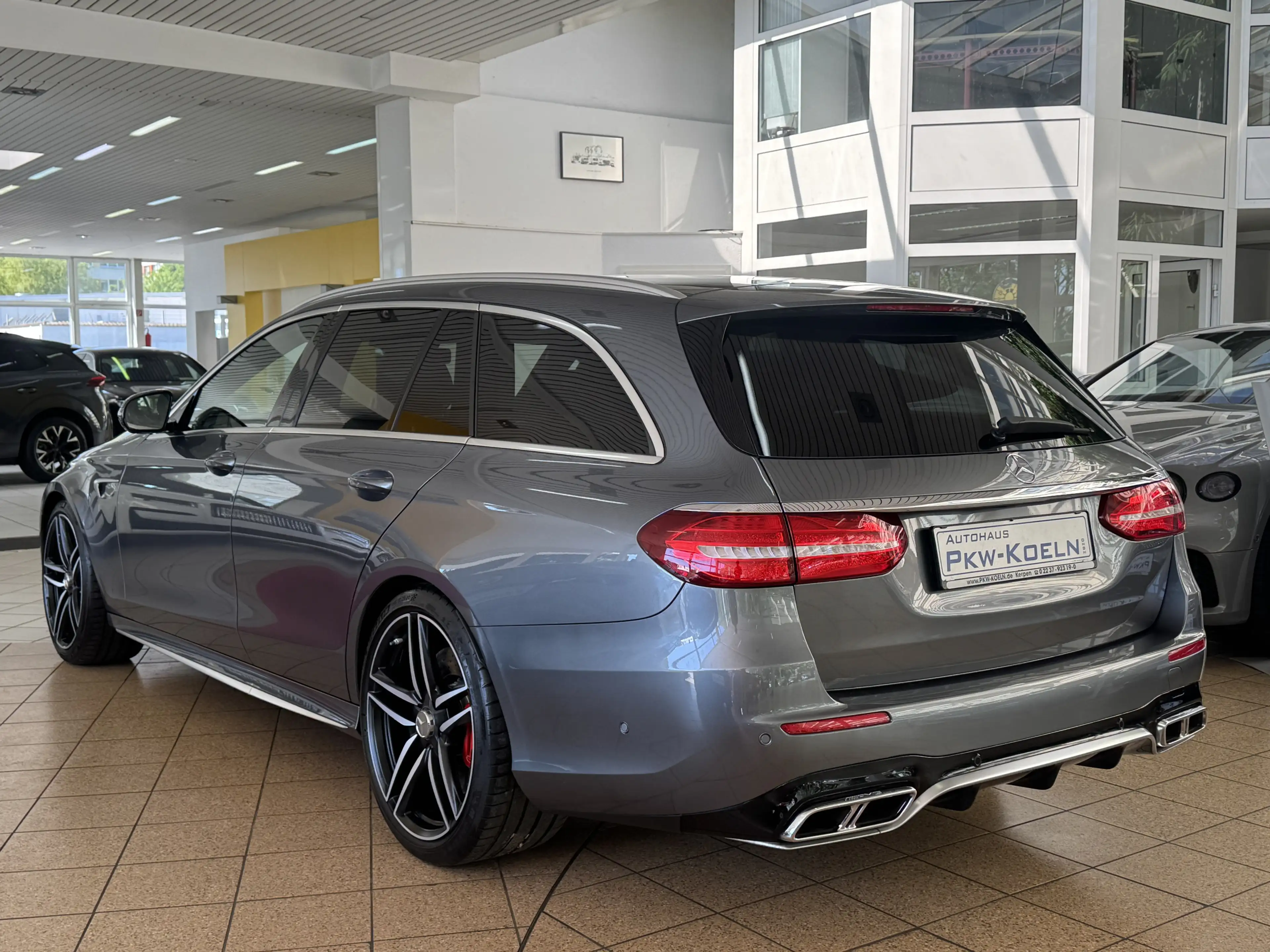 Mercedes-Benz E 63 AMG S 4M *PANO*DiSTRO*360°*LED*LuFT*MEMORY* — photo 4