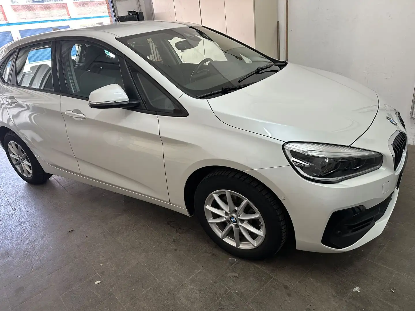 BMW 218 Baureihe 2 Active Tourer 218 i Advantage Weiß - 1