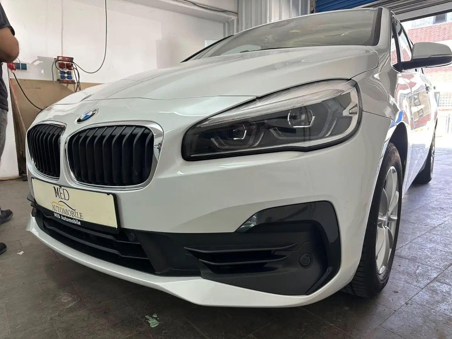 BMW 218 Baureihe 2 Active Tourer 218 i Advantage Weiß - 2
