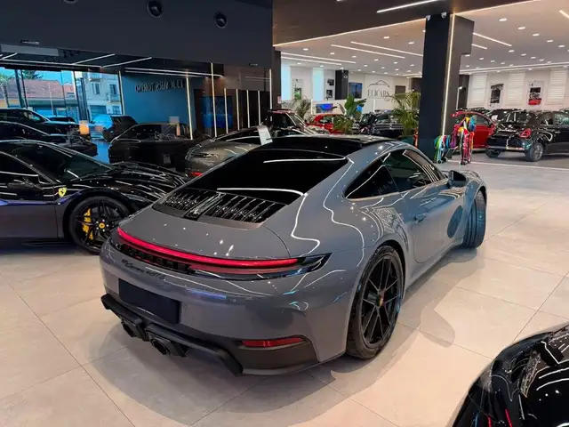 Porsche 911 view 6