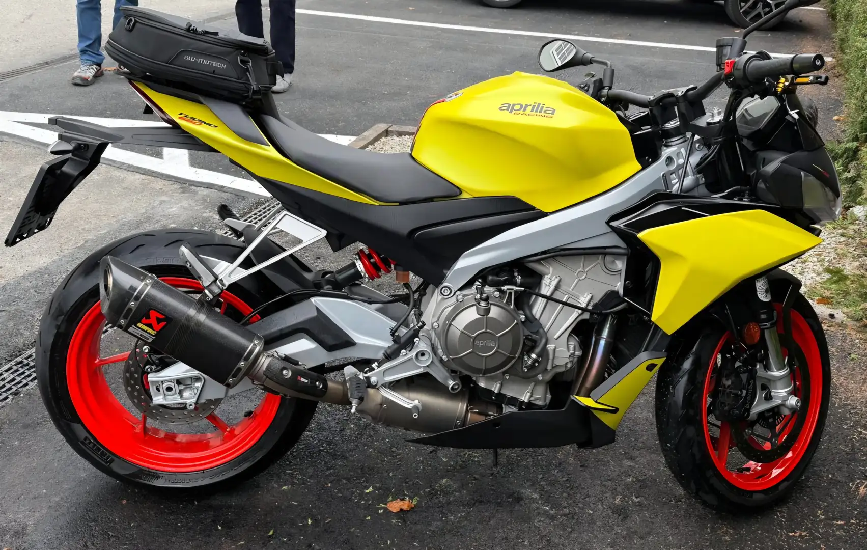 Aprilia Tuono 660 mit AKRAPOVIC Auspuff Galben - 1