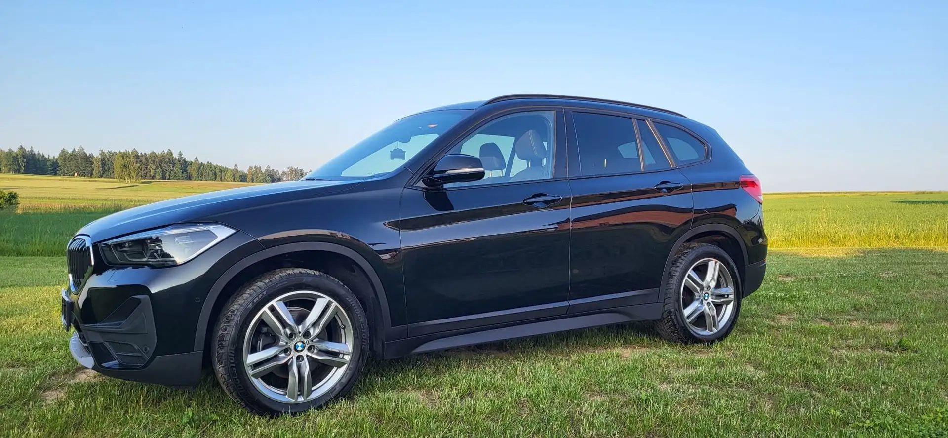 BMW X1 xDrive18d Schwarz - 1