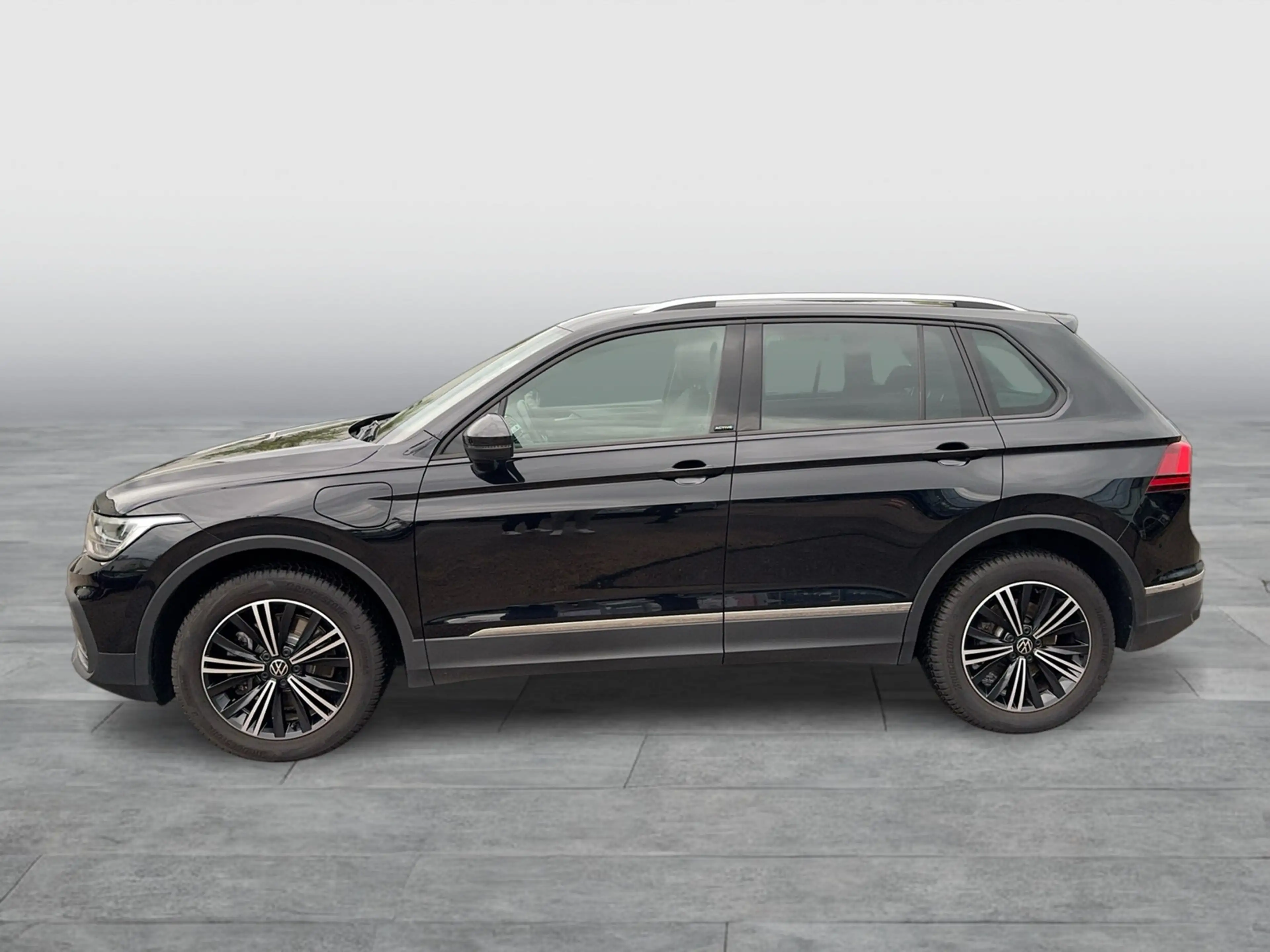 Volkswagen Tiguan eHybrid Active DSG LED AHK NAvi HUD AID ACC RFK SH — photo 2