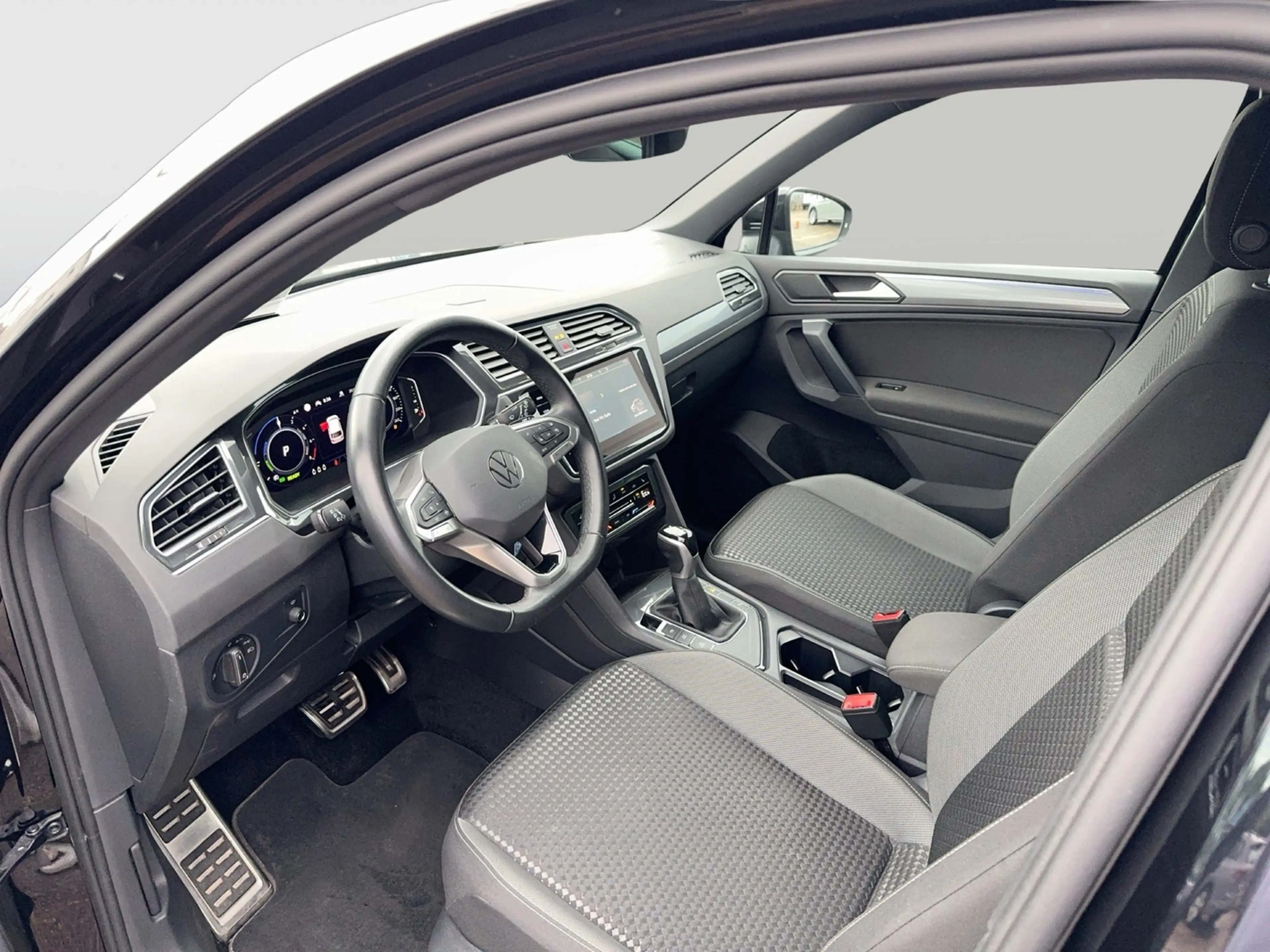 Volkswagen Tiguan eHybrid Active DSG LED AHK NAvi HUD AID ACC RFK SH — photo 9