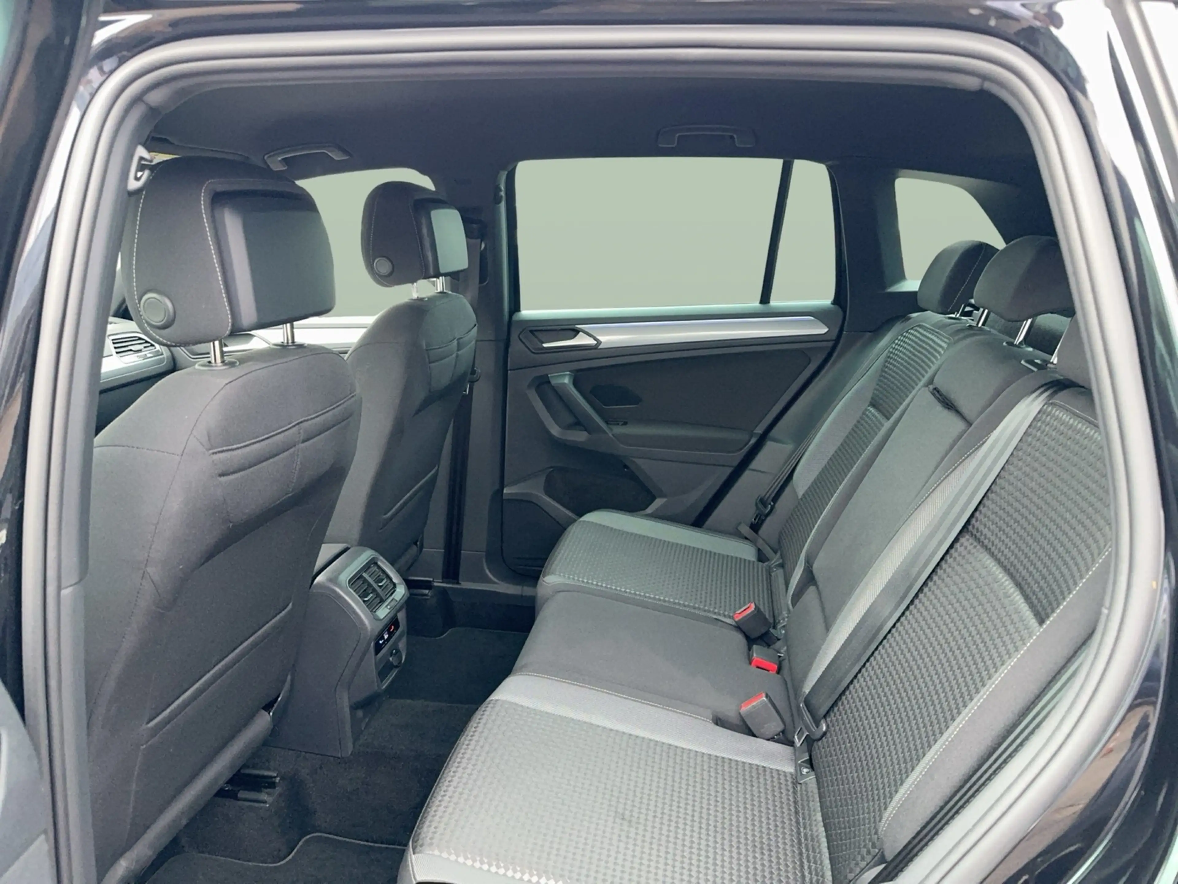 Volkswagen Tiguan eHybrid Active DSG LED AHK NAvi HUD AID ACC RFK SH — photo 12