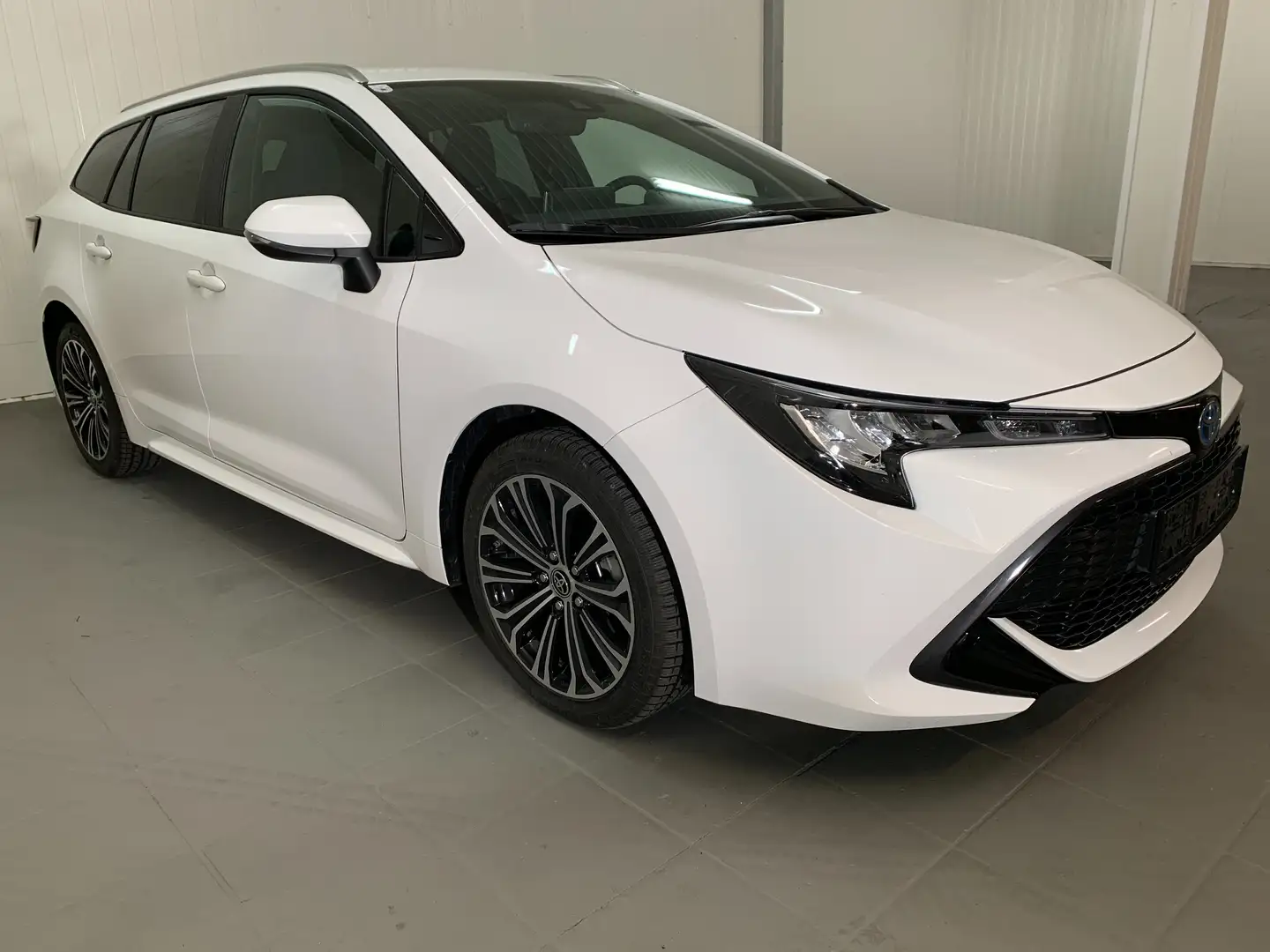 Toyota Corolla Kombi 1,8 Hybrid Active Drive Automatik Weiß - 1