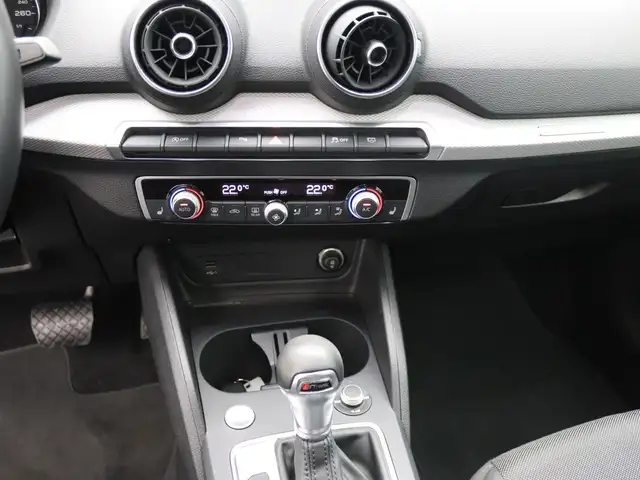 Audi Q2 view 9