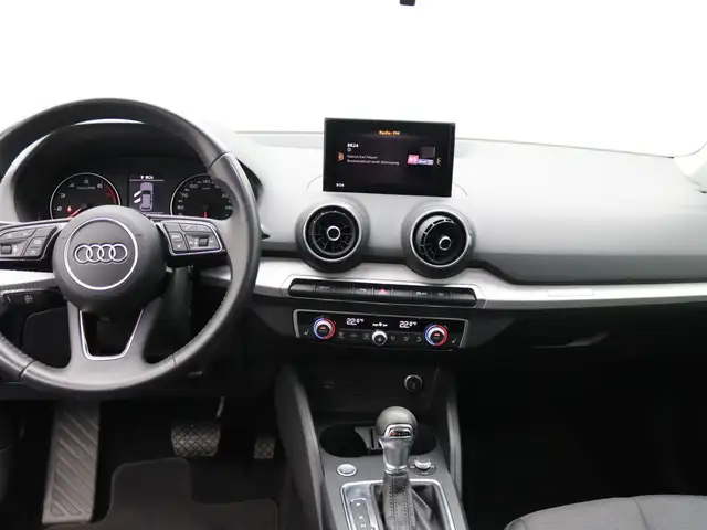 Audi Q2 view 12