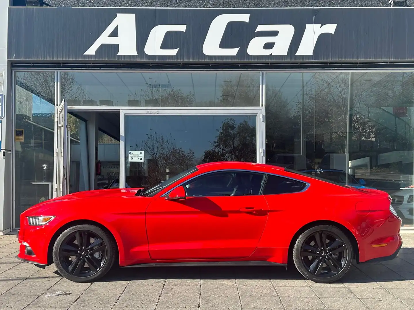 Ford Mustang Fastback 2.3 EcoBoost Aut. Rouge - 1