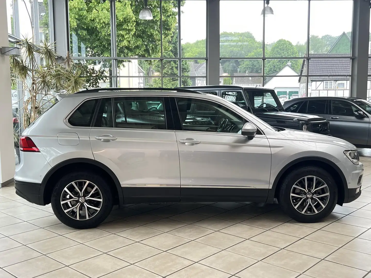 Volkswagen Tiguan Tiguan 1.5 Comfortline AHK-Schwenkbar|KANERA|SHZ Stříbrná - 2