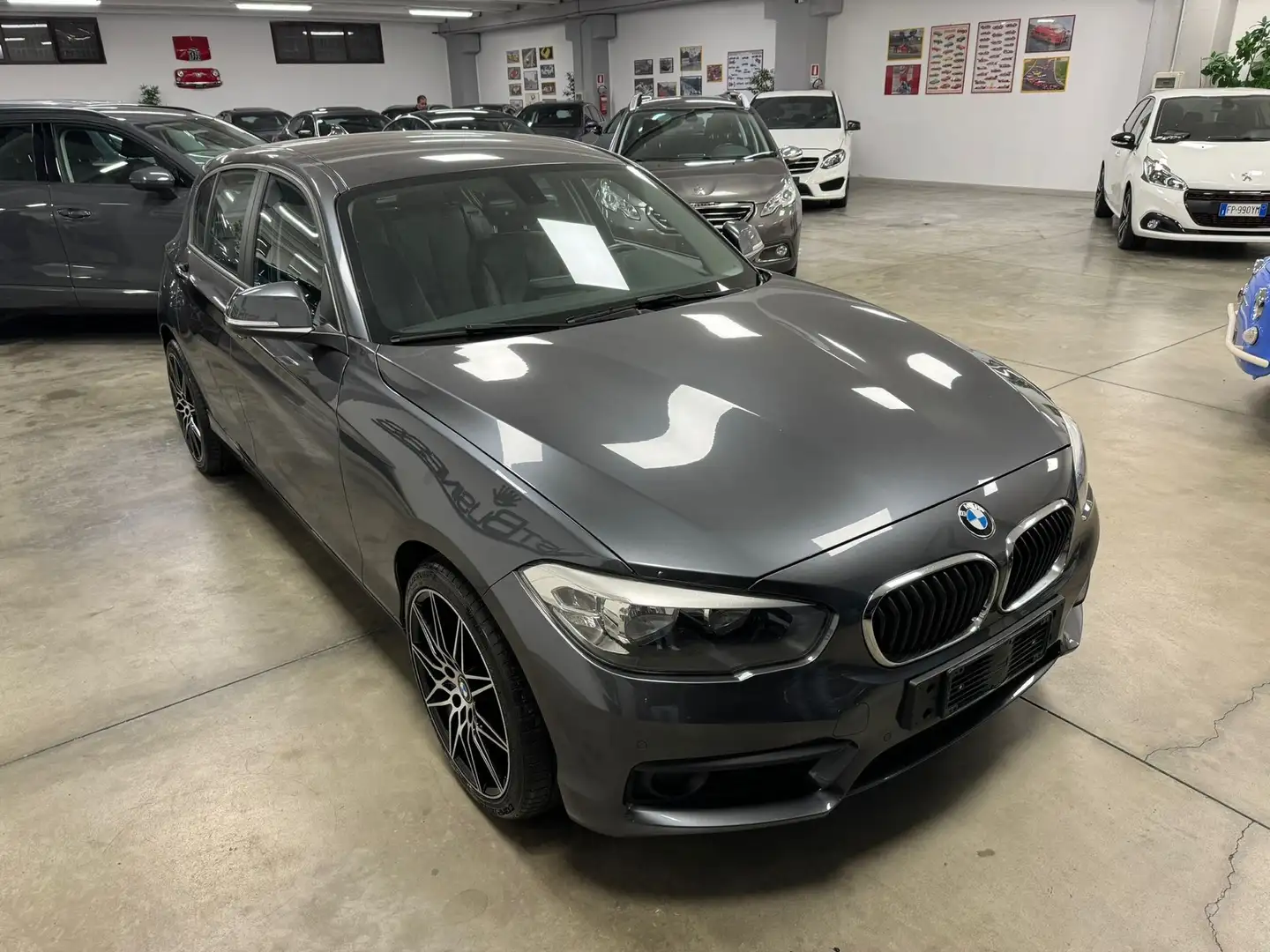 BMW 116 d 5p Business ,Pelle , Navi; 18, Garanzia 12 mesi Grigio - 1