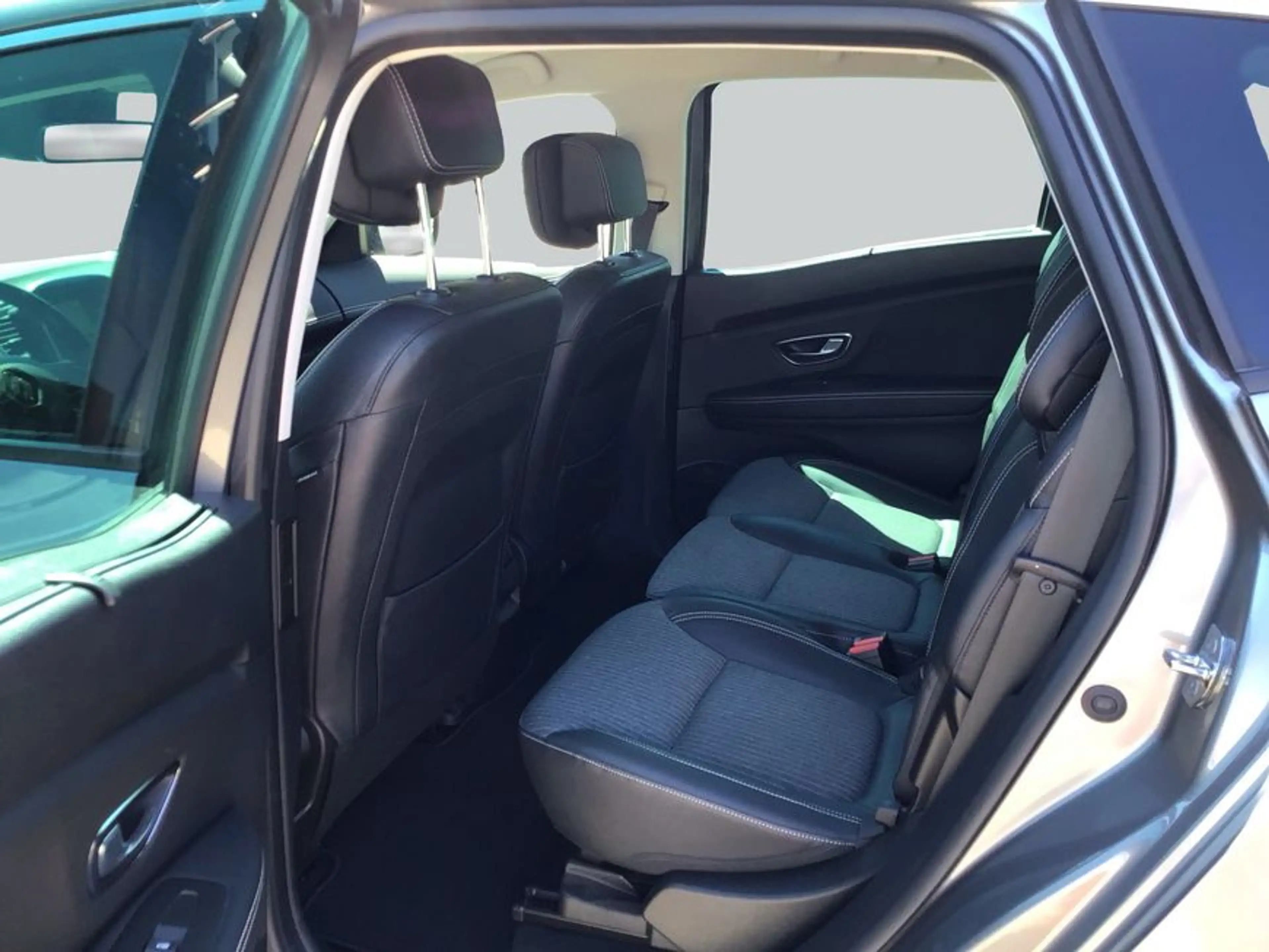Renault Scenic TCe 140 GPF EDC INTENS — photo 11