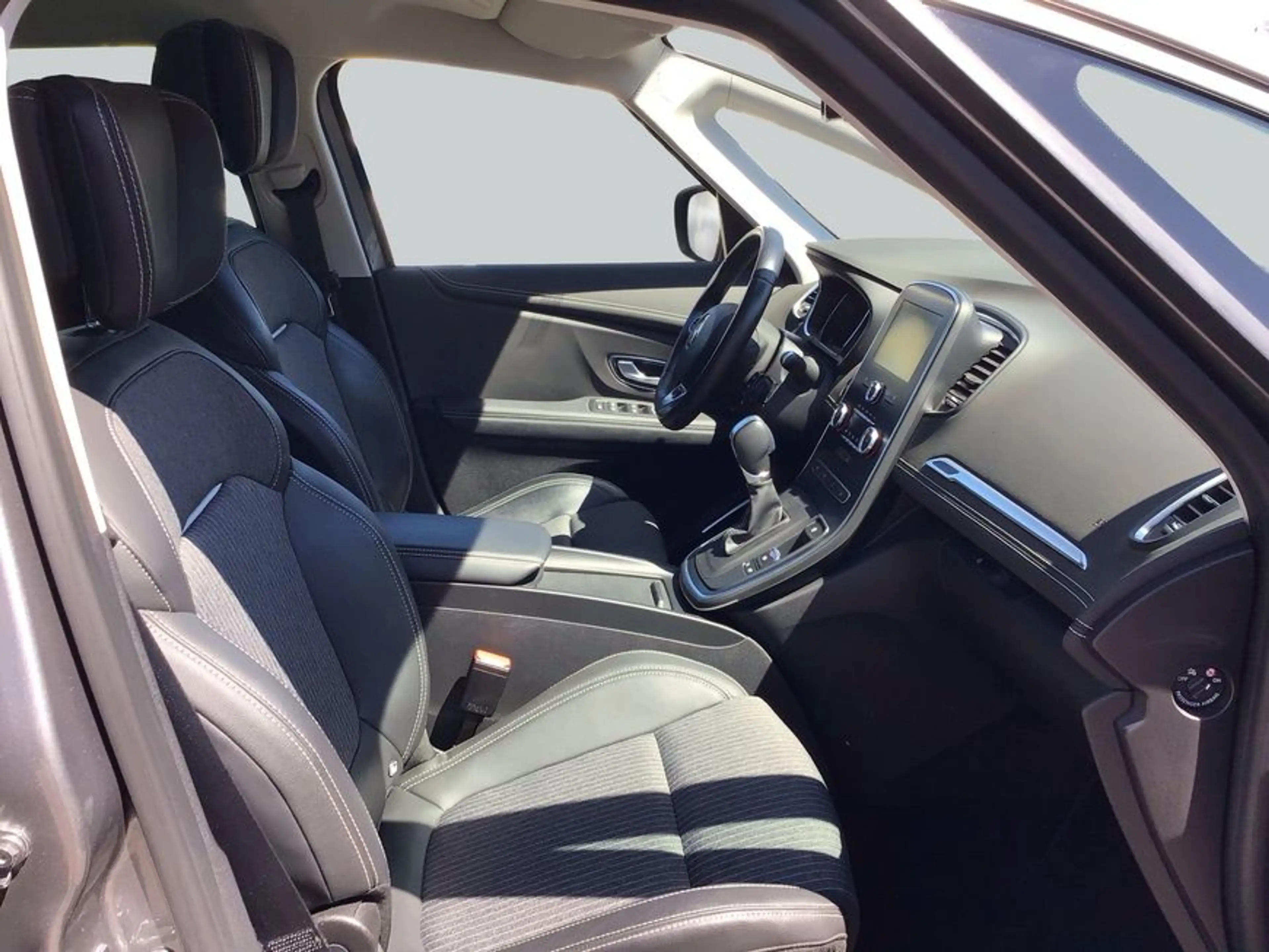 Renault Scenic TCe 140 GPF EDC INTENS — photo 12