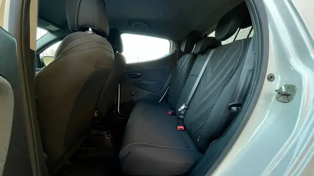 Lancia Ypsilon view 9