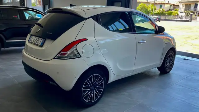 Lancia Ypsilon view 6