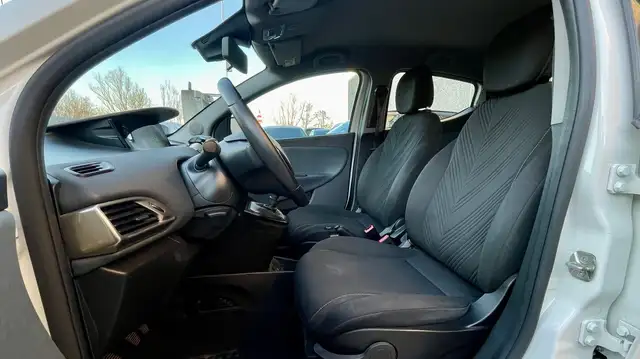 Lancia Ypsilon view 8