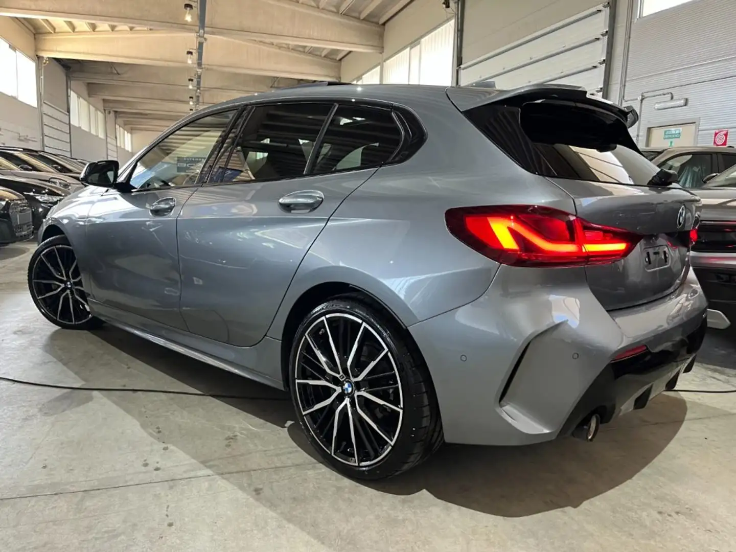 BMW 118 iA Msport Autom./Tetto/"19 M sport/Sed.Guscio/Head Grigio - 2