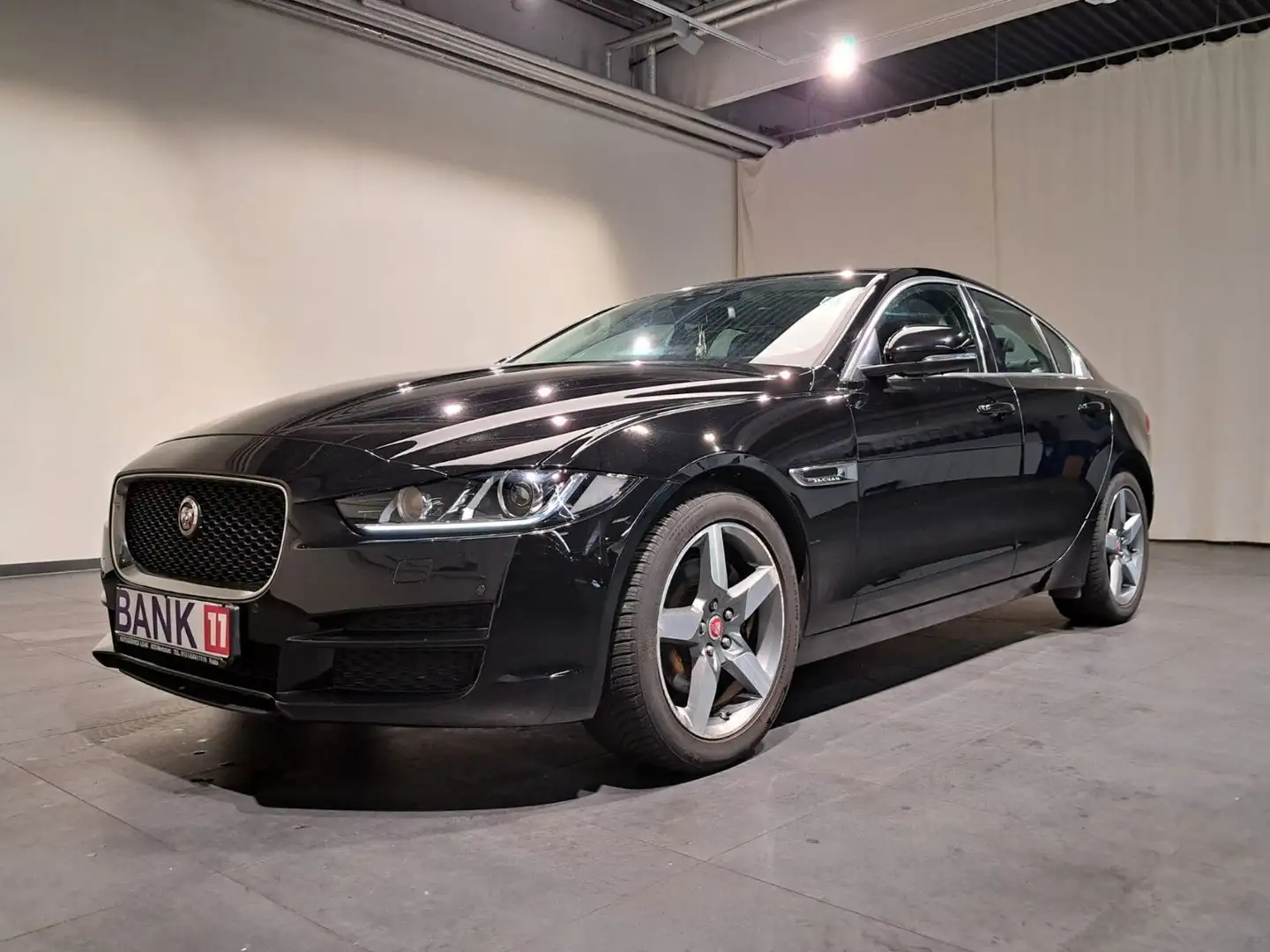 Jaguar XE Prestige Czarny - 2