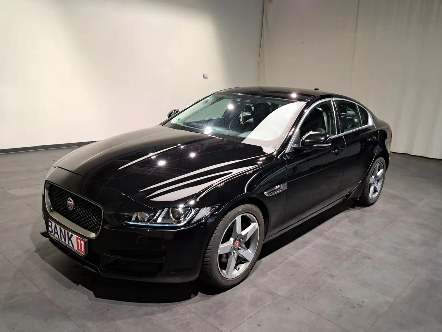Jaguar XE Prestige Czarny - 1