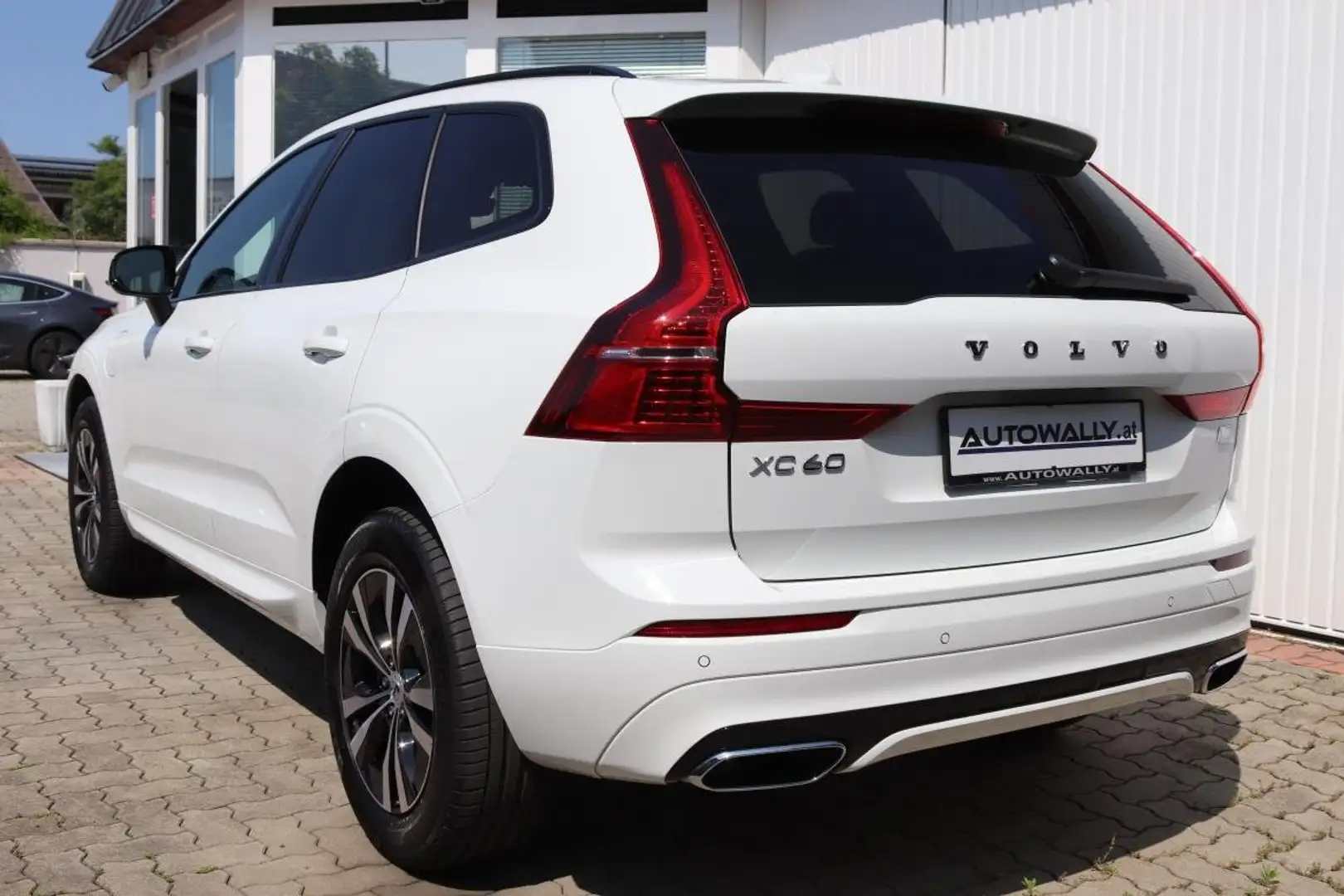 Volvo XC60 T6 AWD Recharge PHEV R-Design Expression Geartr. Weiß - 2
