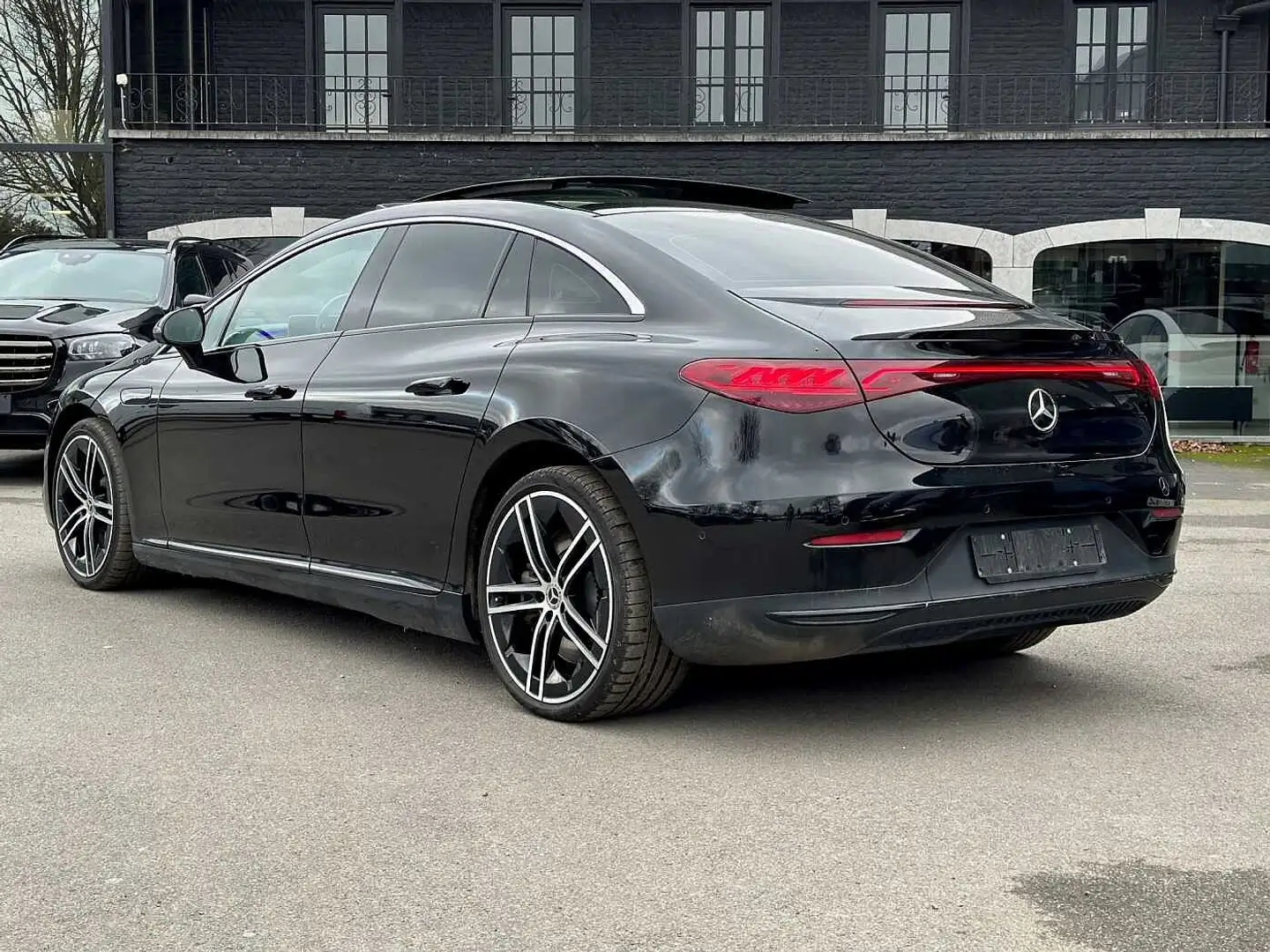 Mercedes-Benz EQE 350 Schwarz - 2