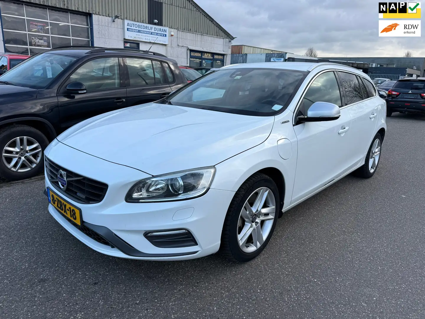 Volvo V60 2.4 D6 AWD Plug-In Hybrid R-Design Automaat Bj:201 Wit - 1
