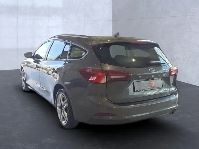 Ford Focus view 3