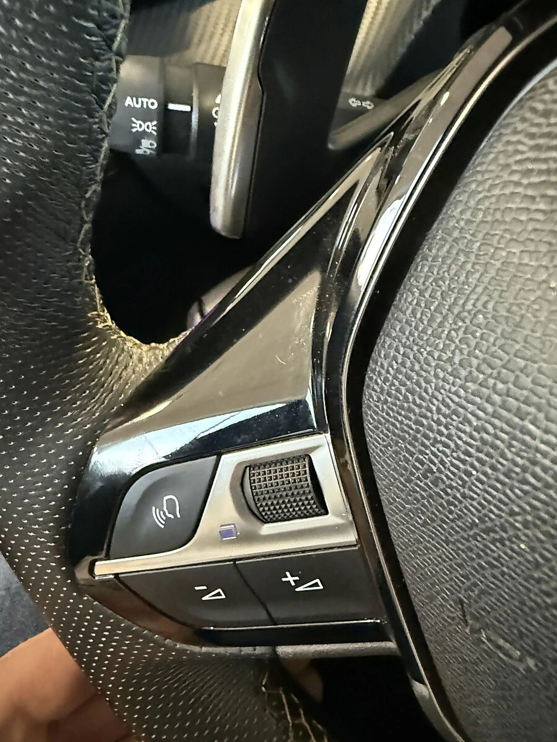 Peugeot 208 Hybrid 145 e-DCS6 GT — photo 12