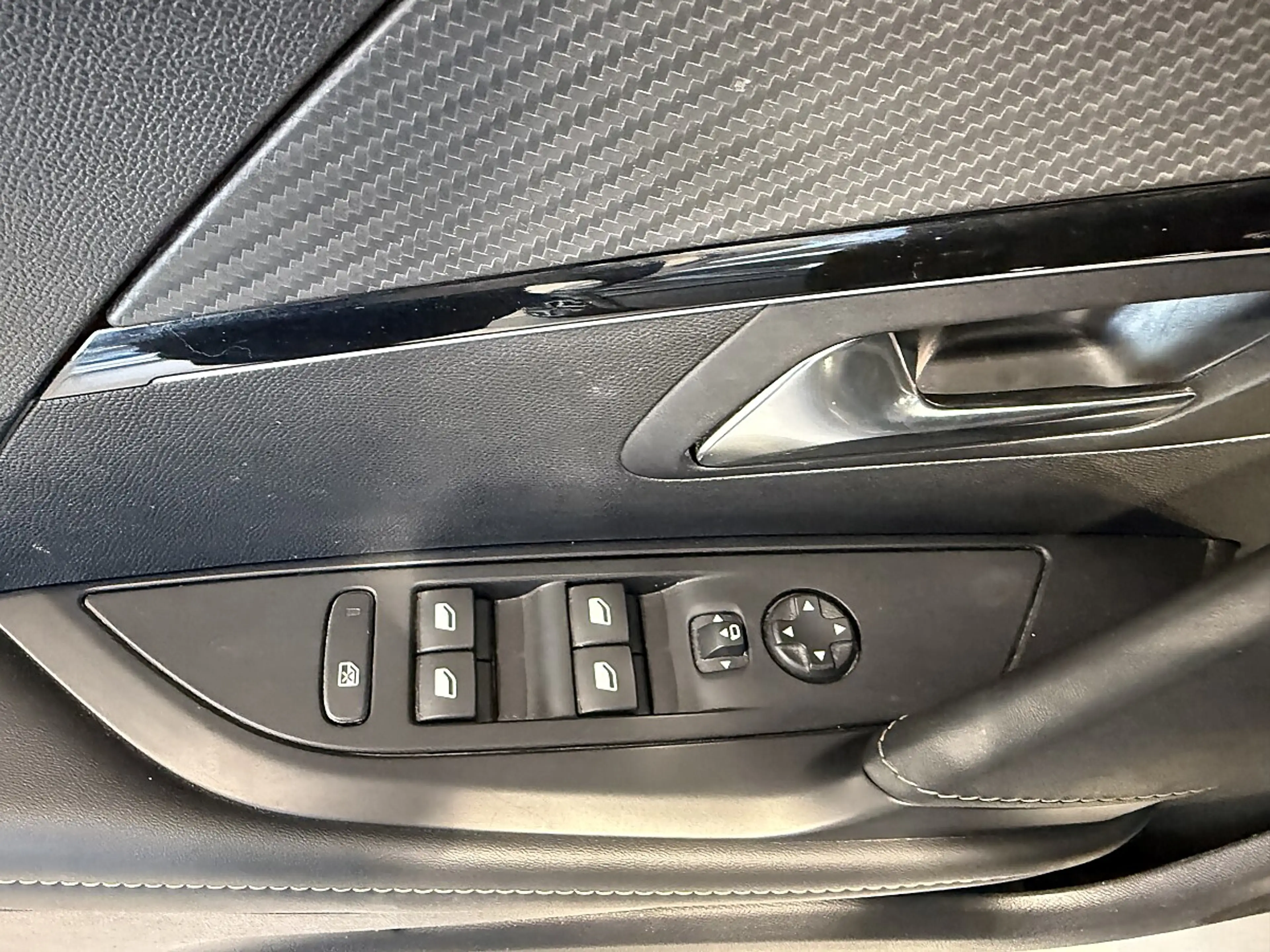 Peugeot 208 Hybrid 145 e-DCS6 GT — photo 11