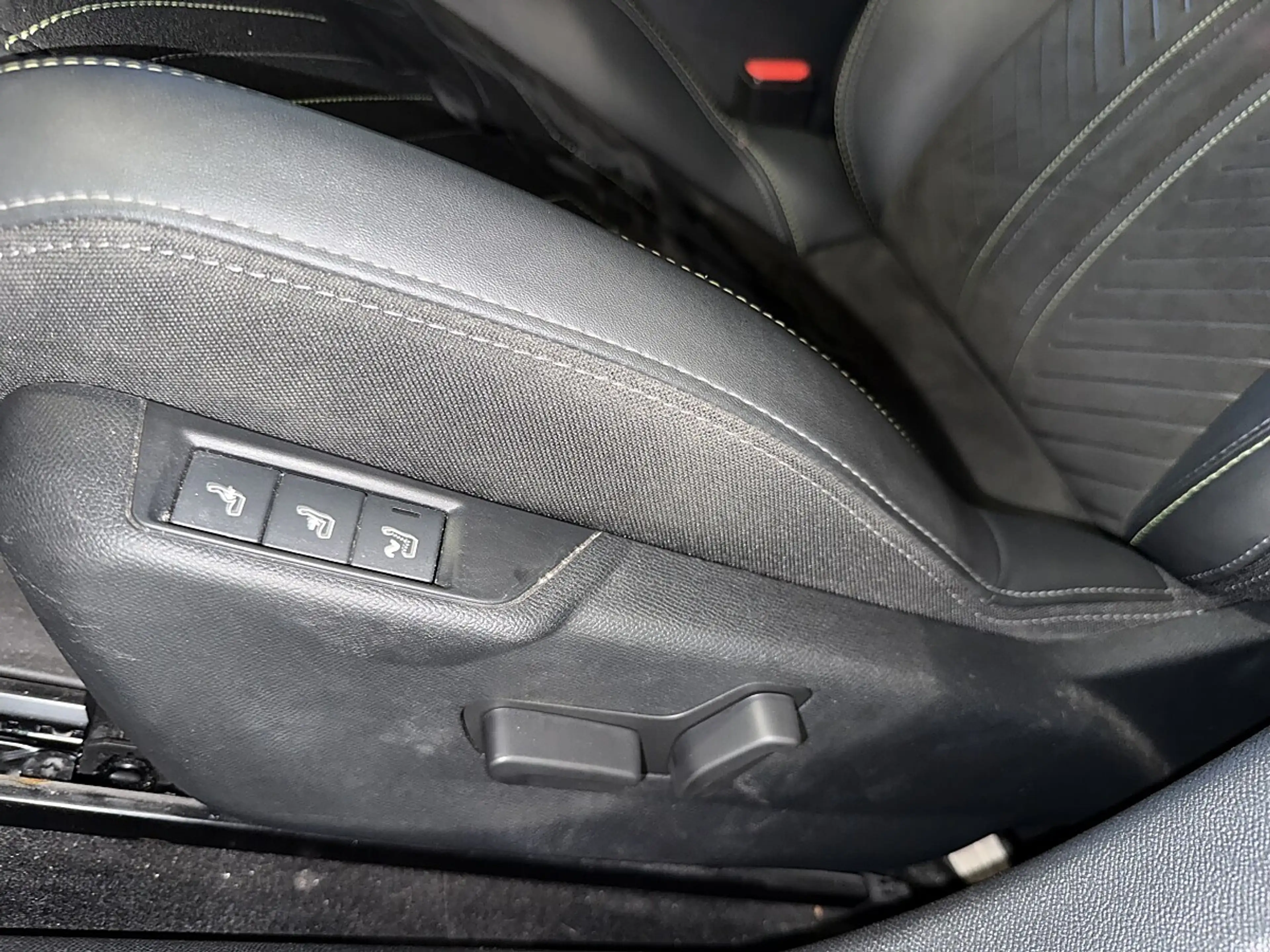 Peugeot 208 Hybrid 145 e-DCS6 GT — photo 10