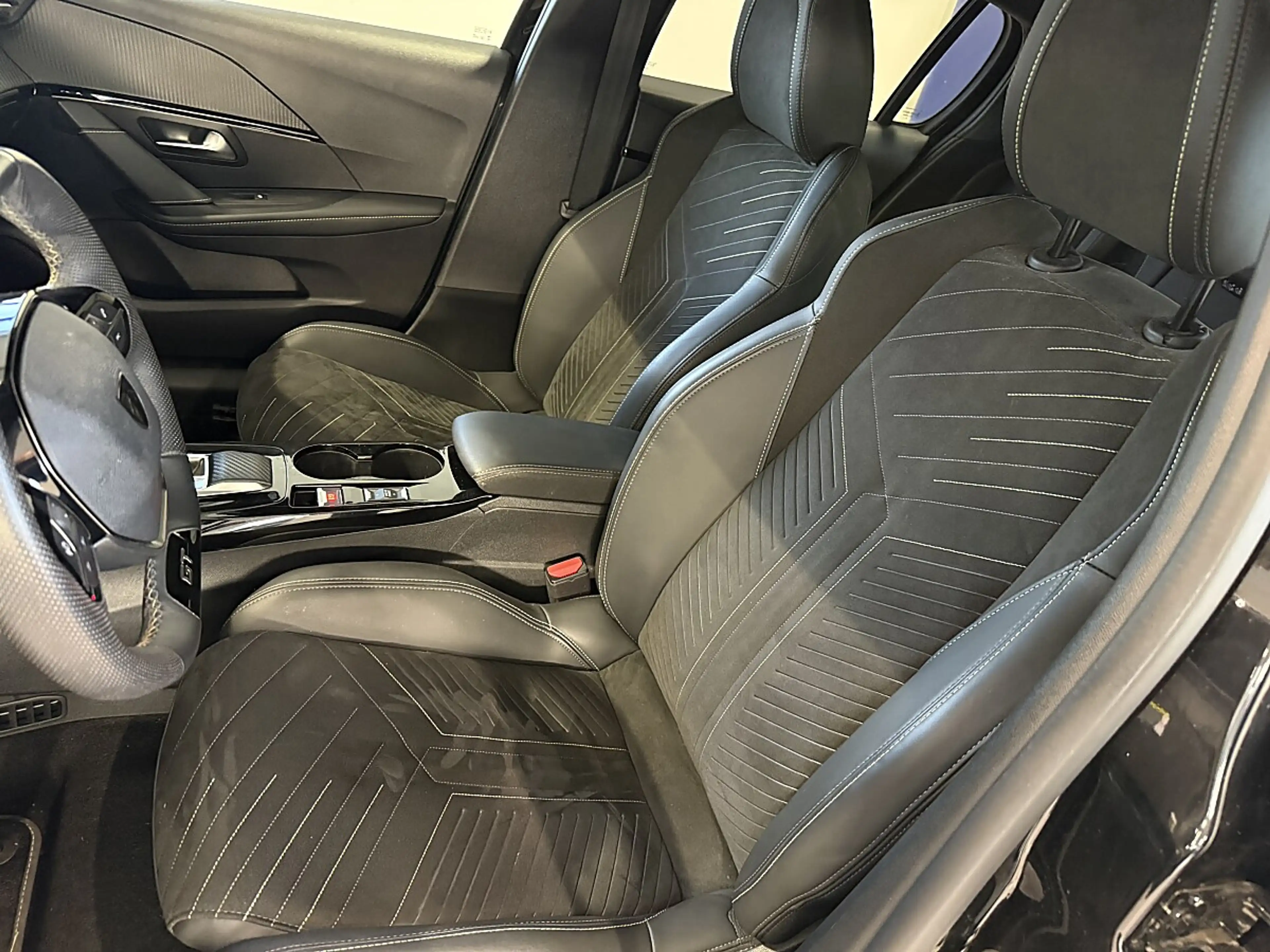 Peugeot 208 Hybrid 145 e-DCS6 GT — photo 9