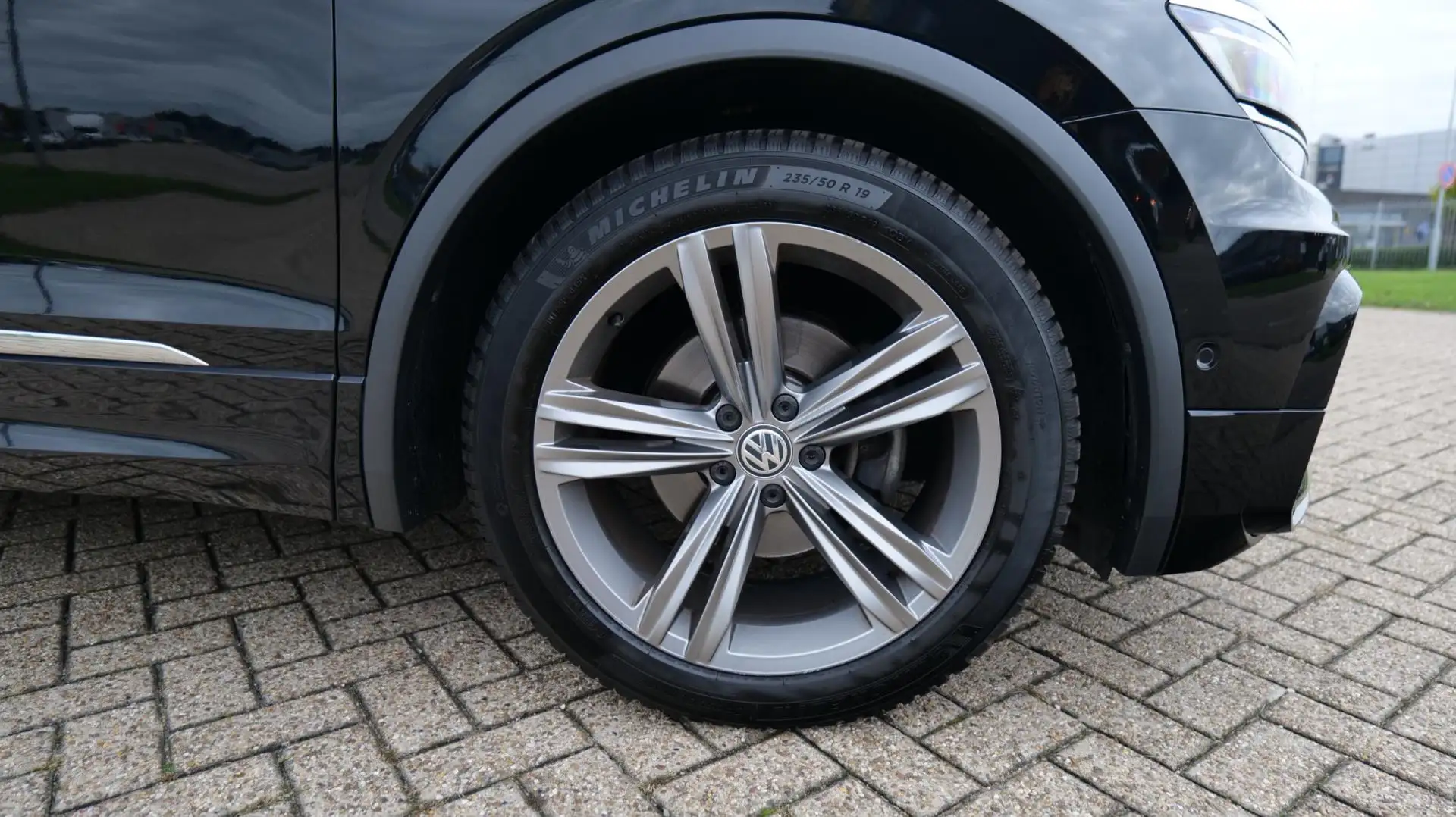 Volkswagen Tiguan 1.5 TSI ACT Highline Business R-Line NL-auto NAP L Zwart - 2