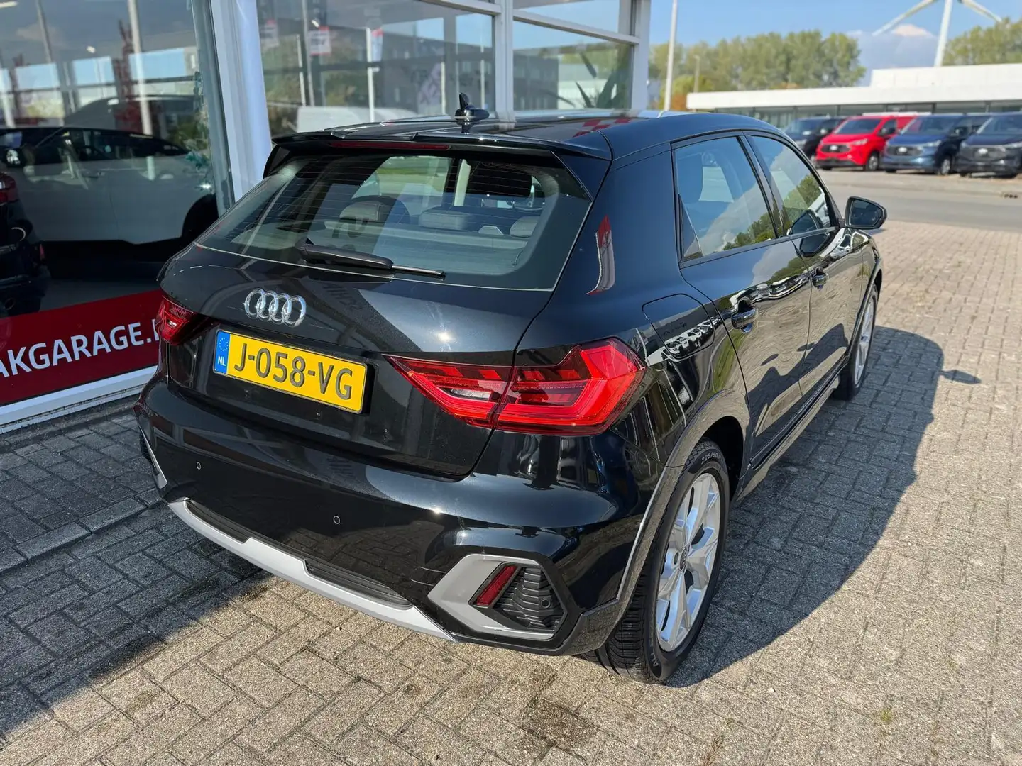 Audi A1 citycarver (Q1) 30 TFSI epic Automaat Zwart - 2