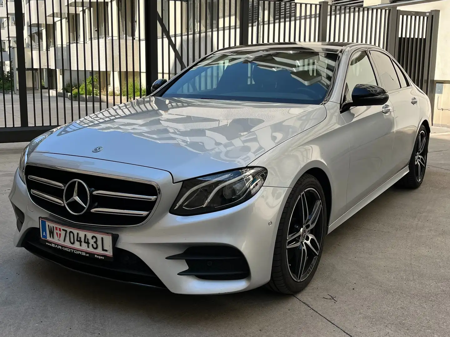 Mercedes-Benz E 200 AMG Line/Burmeister/Night Pak./Widescreen Silber - 1