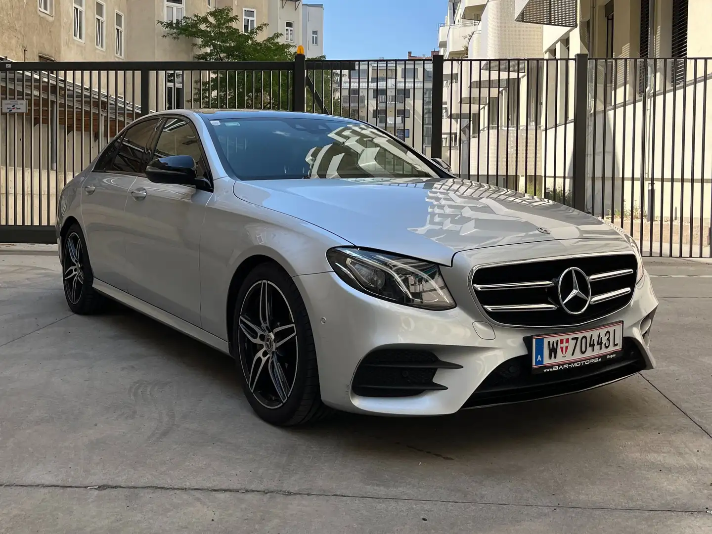 Mercedes-Benz E 200 AMG Line/Burmeister/Night Pak./Widescreen Silber - 2