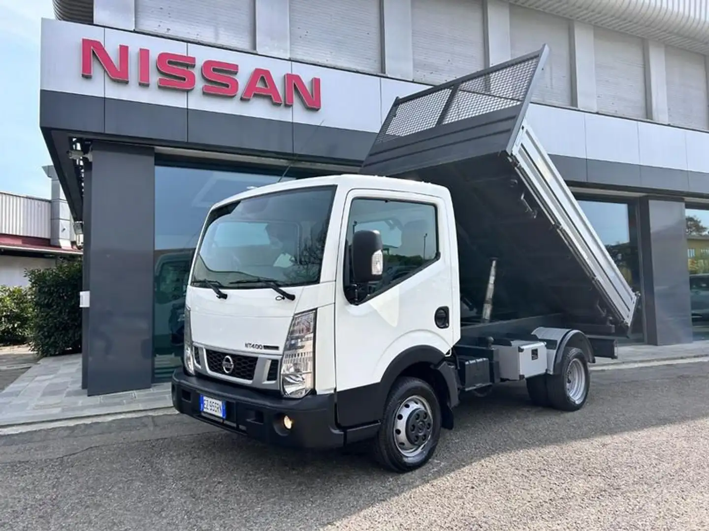 Nissan Cabstar NT 400 RIBALTABILE TRILATERALE PREZZO+IVA White - 1
