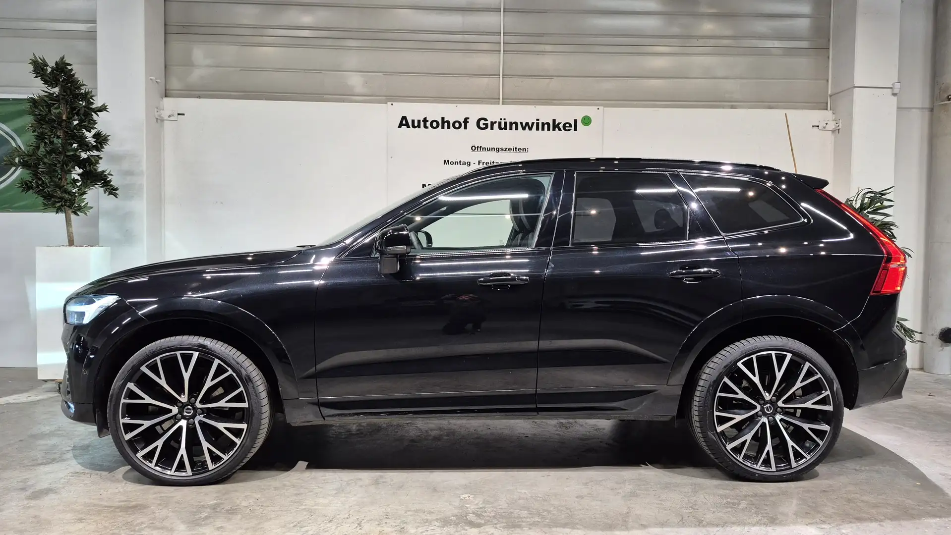 Volvo XC60 B5 - R Design - Pano + LUFT-Four-C + 22" Schwarz - 1