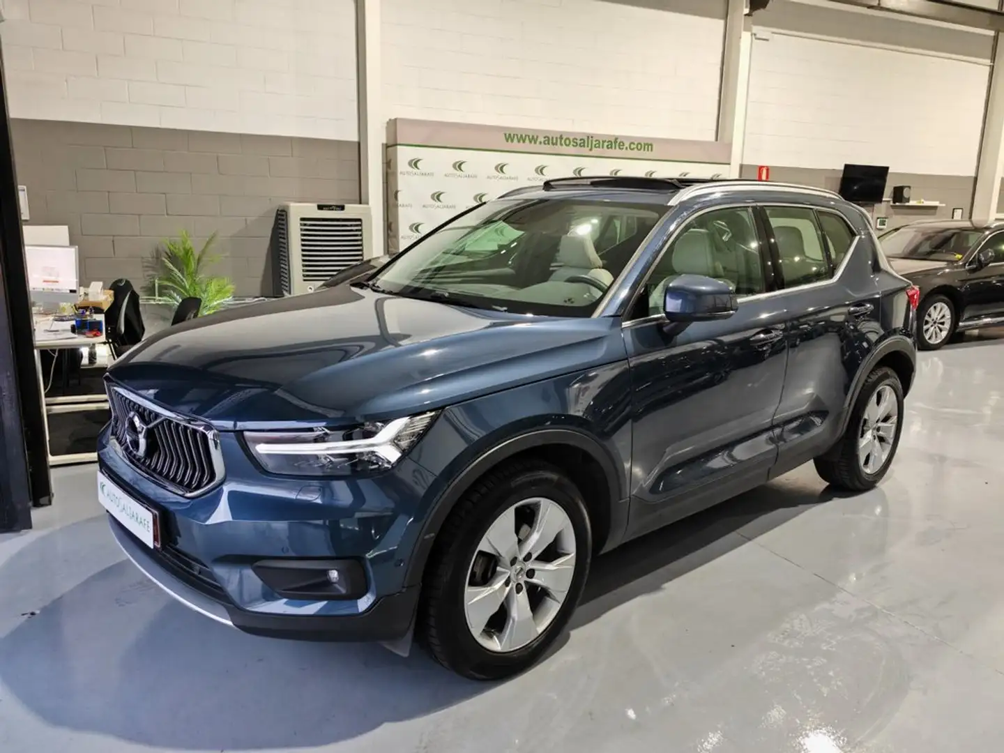 Volvo XC40 D3 Inscription Aut. Gris - 1