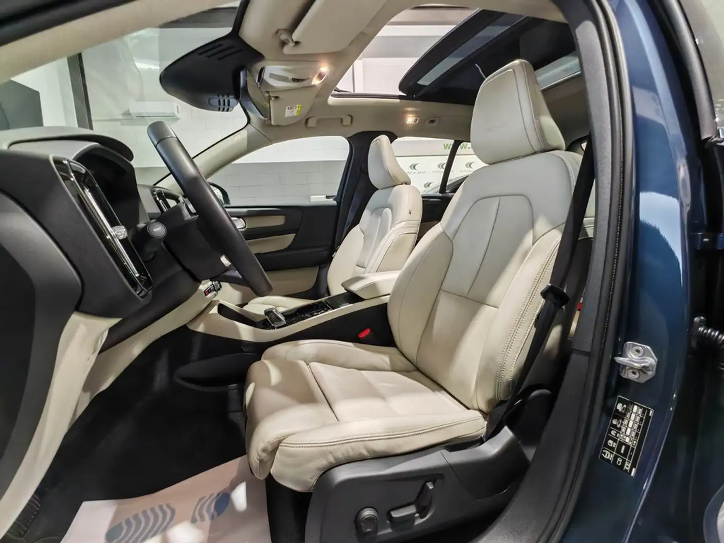 Volvo XC40 D3 Inscription Aut. Gris - 2