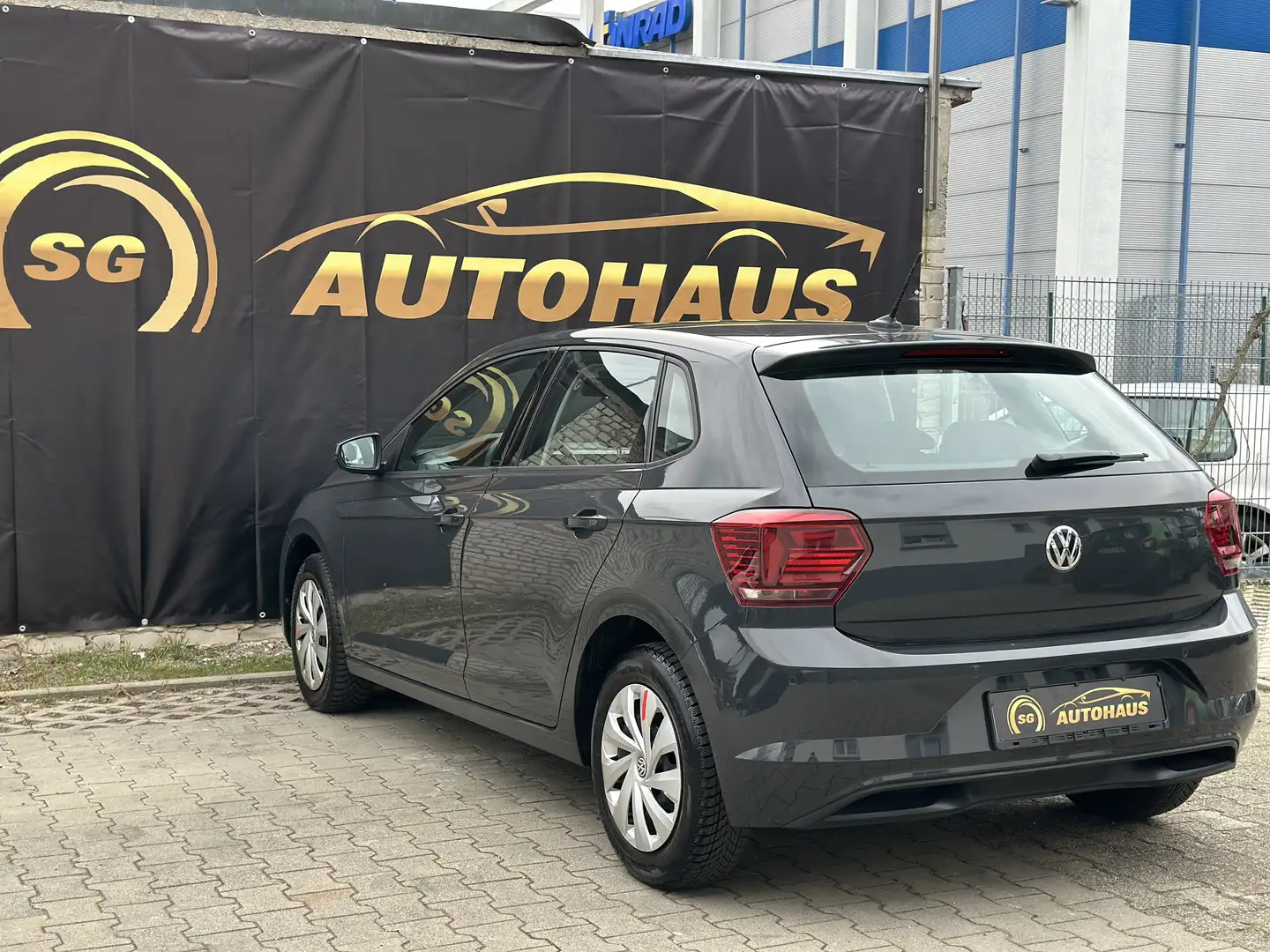 Volkswagen Polo Comfortline Gris - 2
